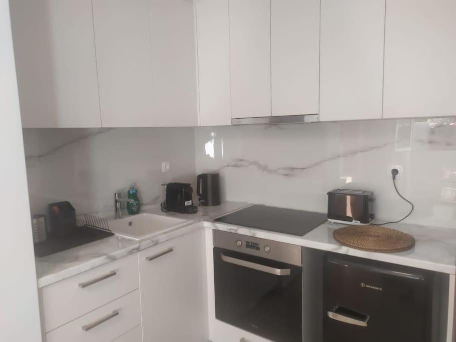 Studio Apartment With All Amenities In Kolonaki Athens Exterior photo